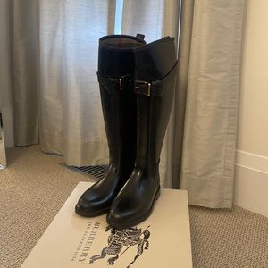 Burberry ribbon rain boots